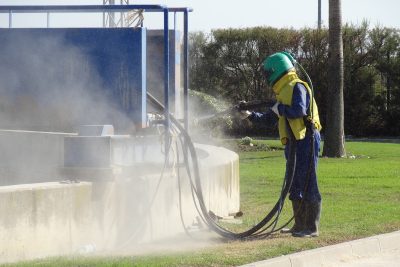 Chorro de arena libre y pintado de un decantador